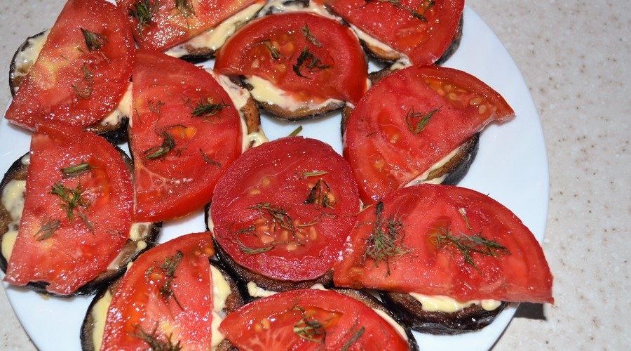 Баклажаны с чесноком и помидорами