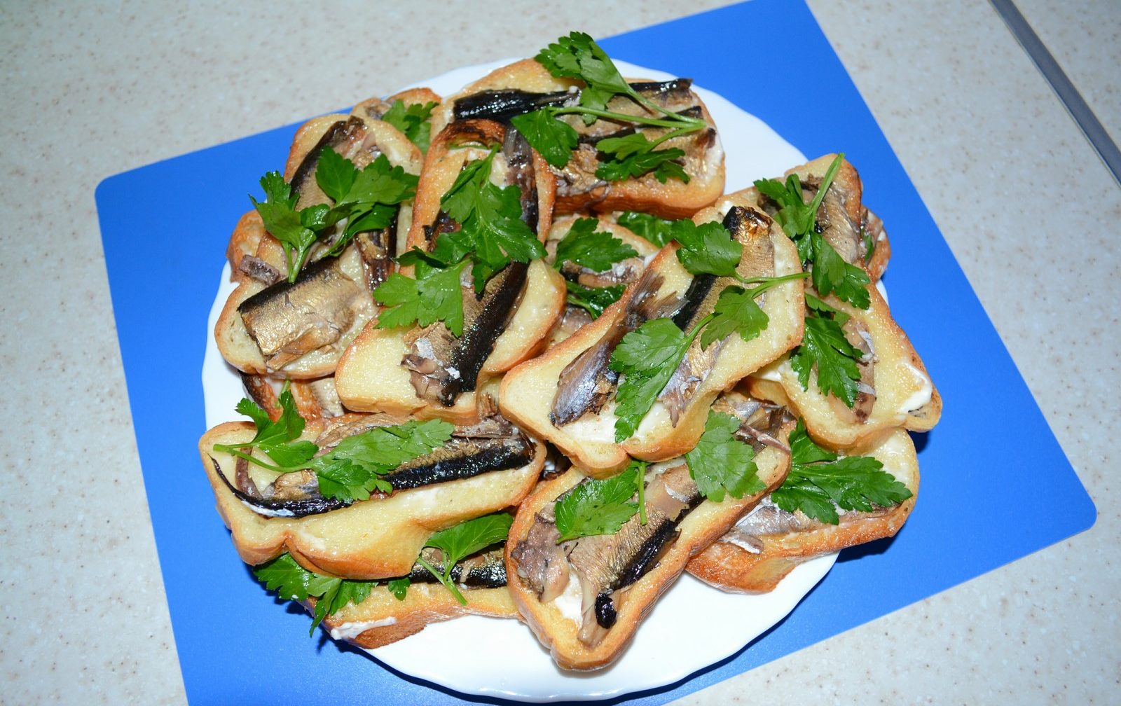 Бутерброды со шпротами на праздничный стол рецепты с фото в духовке
