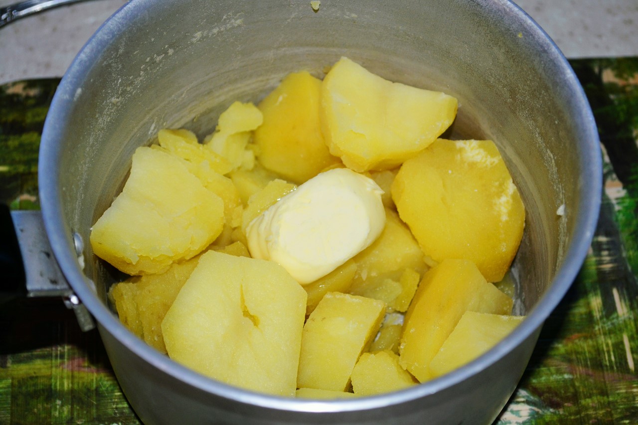 Картофель в горячую воду. Горячая картошка с топленым маслом. Картофель с топленым маслом вареный. Фулл картошки. Протертый картофель добавляют растопленное сливочное масло.
